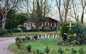 Log Cabin, Conveniently Situated Halfway Between Stratford And Warwick